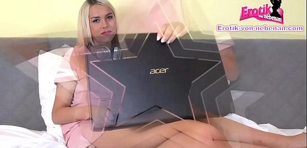  Deutsches dünnes Teenie Model mit kleinen Titten wird zum Porno verführt